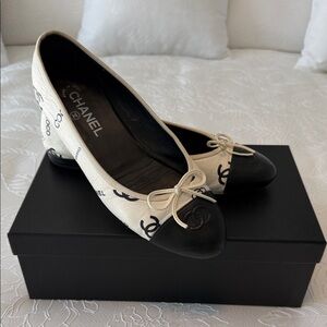 CHANEL Women's Cream and Black Logo Flats